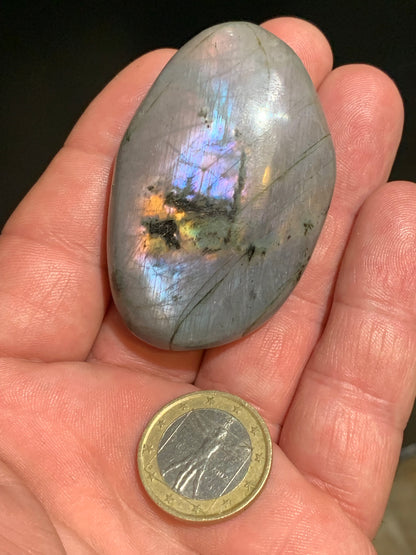 Labradorite, galet/ pierre plate - 60 x 39 x 17 mm - 60,7 gr. - parfait pour une pierre de massage !