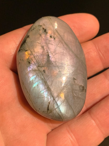 Labradorite, galet/ pierre plate - 60 x 39 x 17 mm - 60,7 gr. - parfait pour une pierre de massage !
