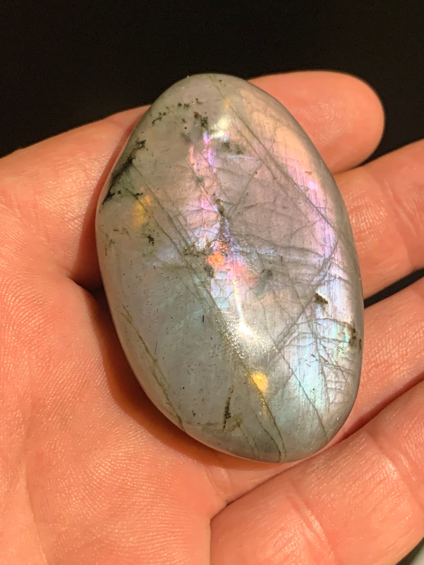Labradorite, galet/ pierre plate - 60 x 39 x 17 mm - 60,7 gr. - parfait pour une pierre de massage !