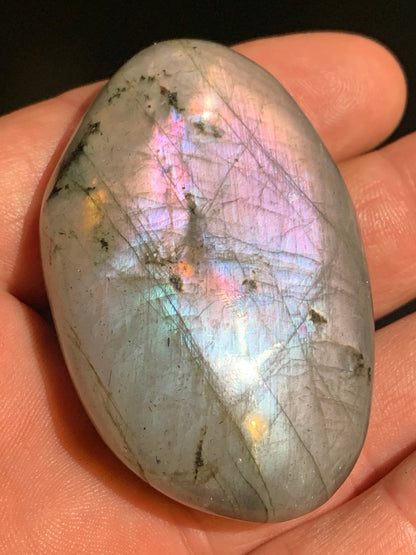 Labradorite, galet/ pierre plate - 60 x 39 x 17 mm - 60,7 gr. - parfait pour une pierre de massage !