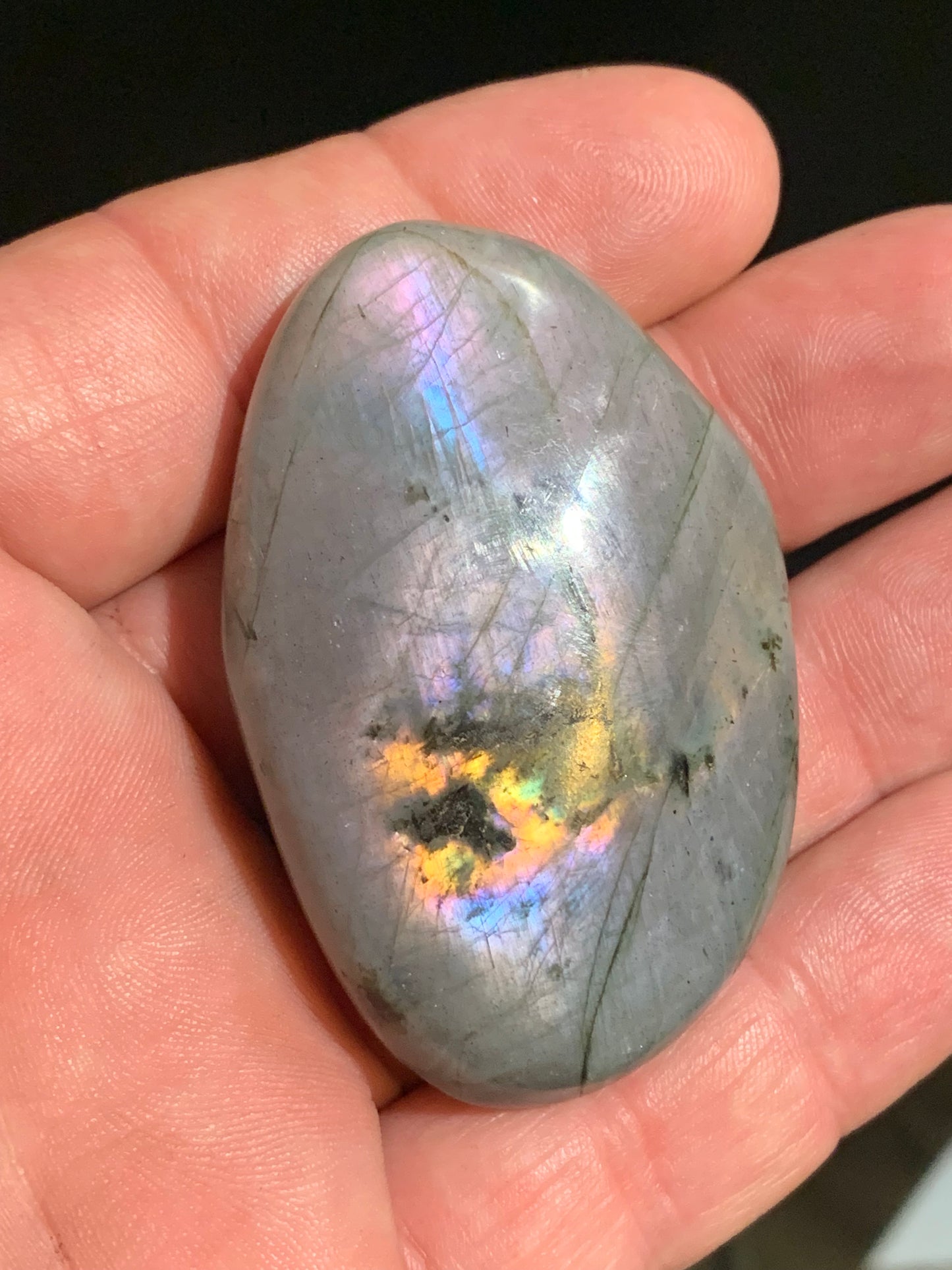 Labradorite, galet/ pierre plate - 60 x 39 x 17 mm - 60,7 gr. - parfait pour une pierre de massage !