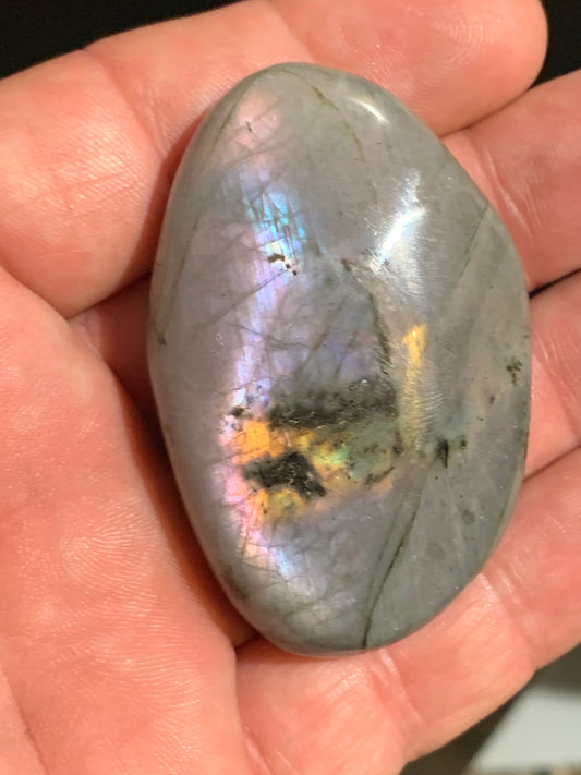 Labradorite, galet/ pierre plate - 60 x 39 x 17 mm - 60,7 gr. - parfait pour une pierre de massage !