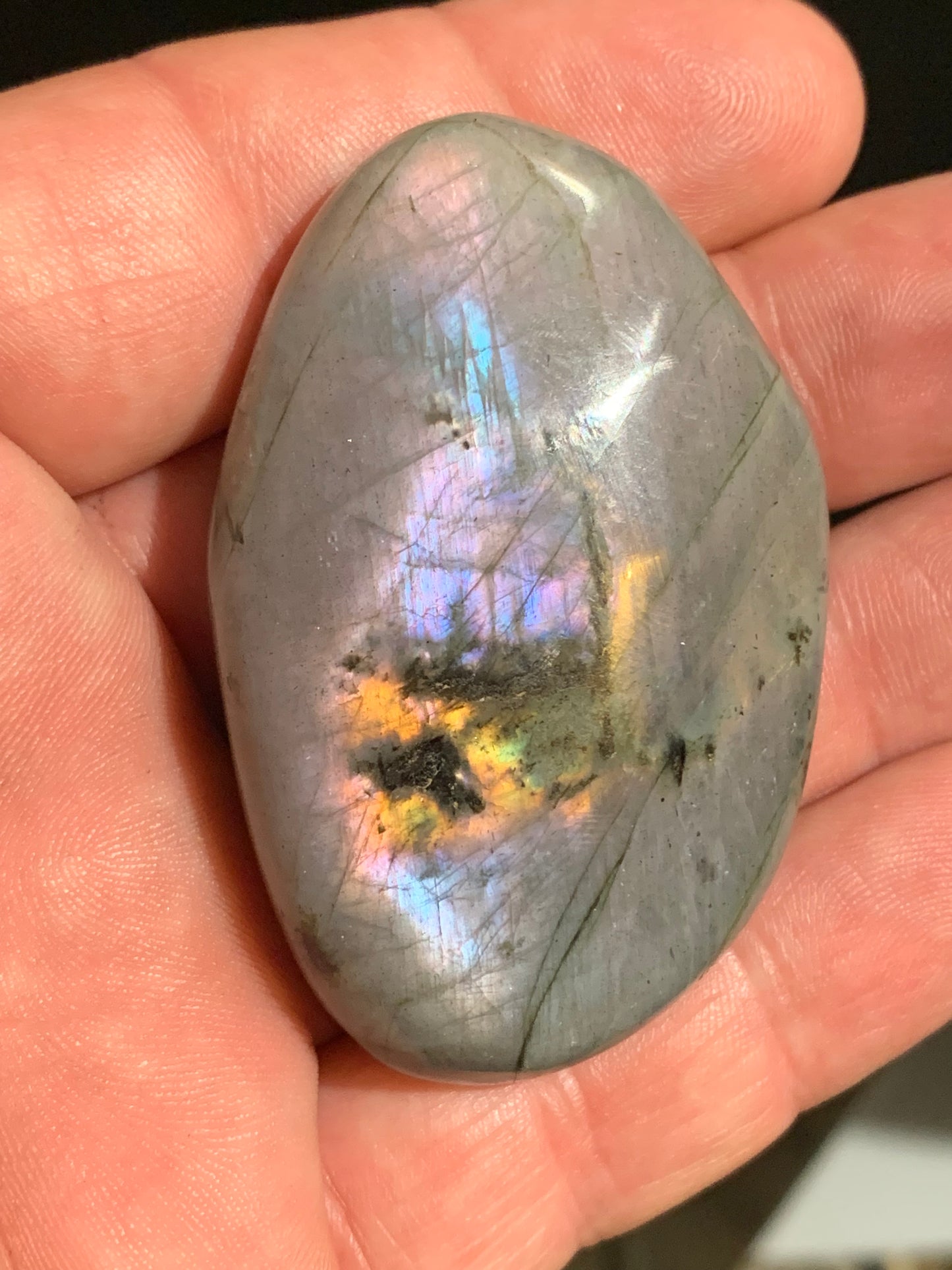 Labradorite, galet/ pierre plate - 60 x 39 x 17 mm - 60,7 gr. - parfait pour une pierre de massage !