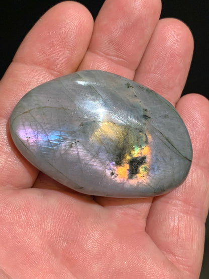 Labradorite, galet/ pierre plate - 60 x 39 x 17 mm - 60,7 gr. - parfait pour une pierre de massage !