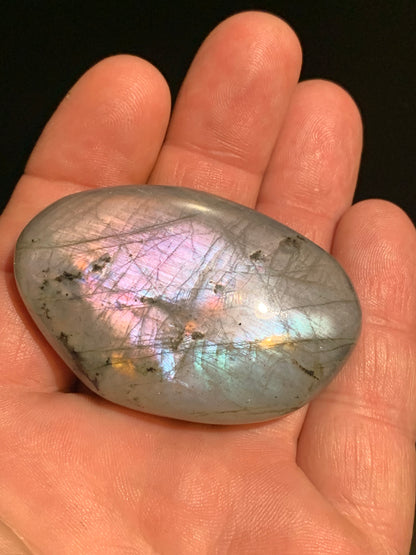 Labradorite, galet/ pierre plate - 60 x 39 x 17 mm - 60,7 gr. - parfait pour une pierre de massage !