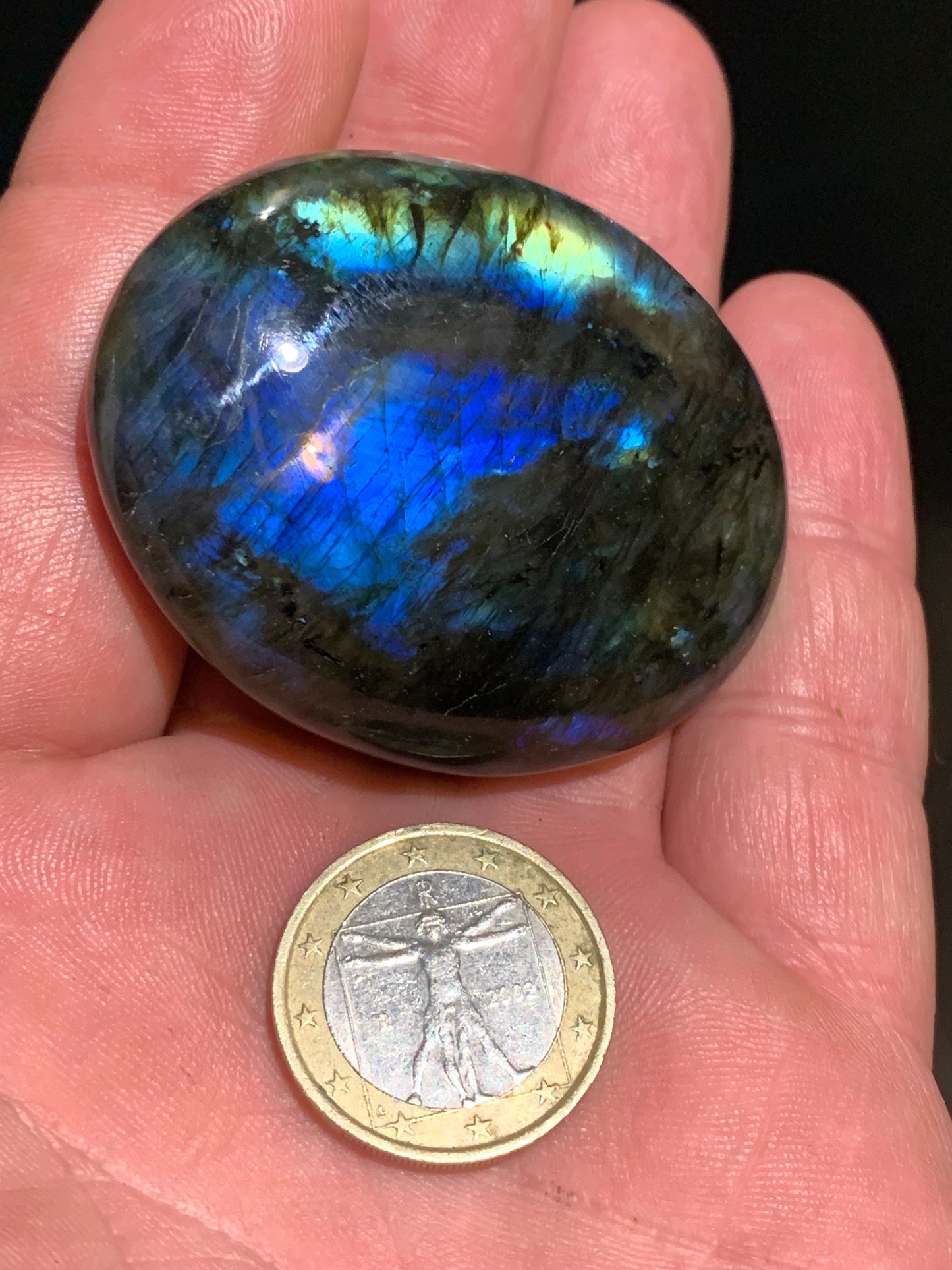 Labradorite, galet/ pierre plate - 54 x 43 x 19 mm - 62,5 gr. - parfait pour une pierre de massage !