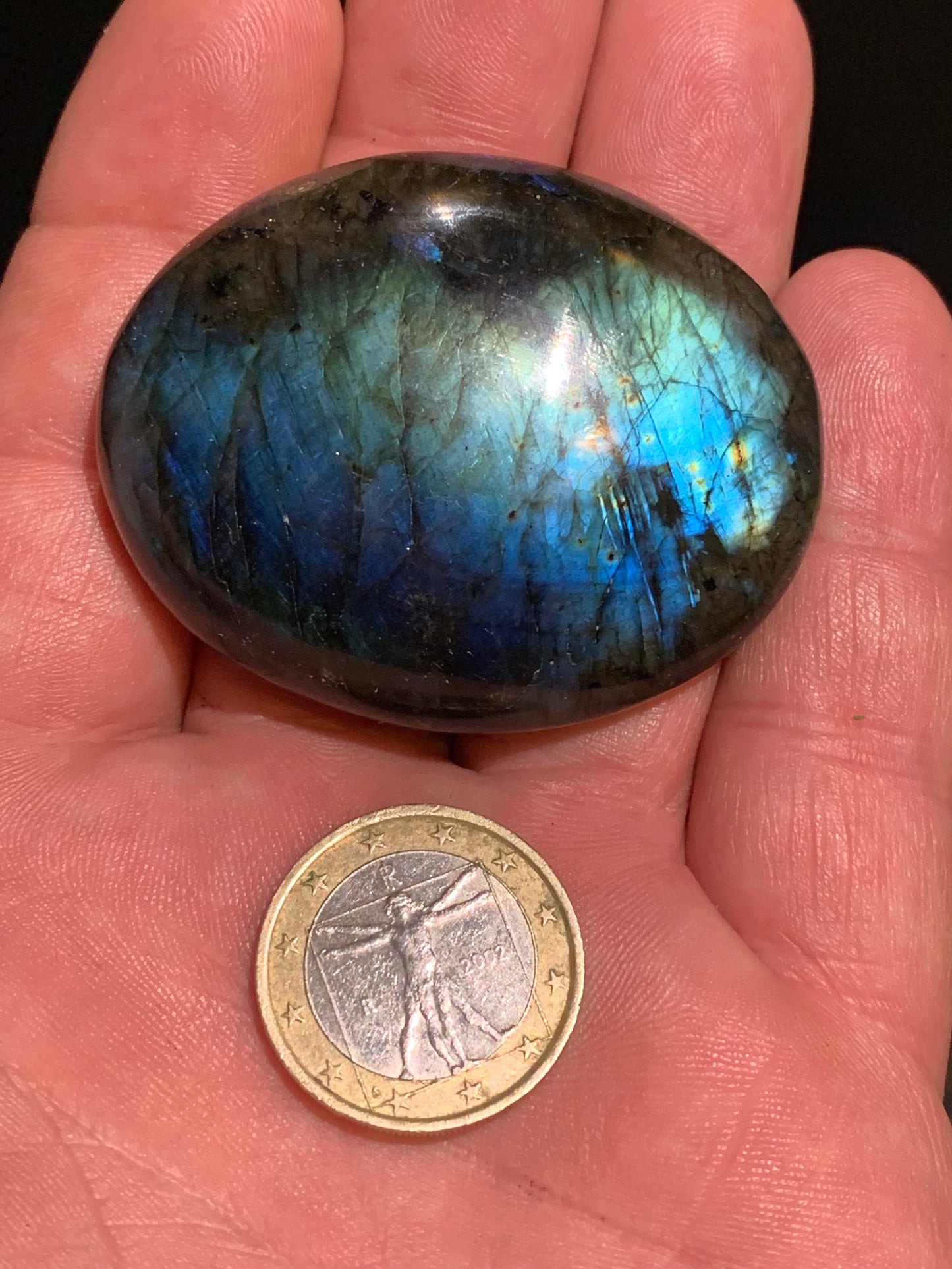 Labradorite, galet/ pierre plate - 54 x 43 x 19 mm - 62,5 gr. - parfait pour une pierre de massage !