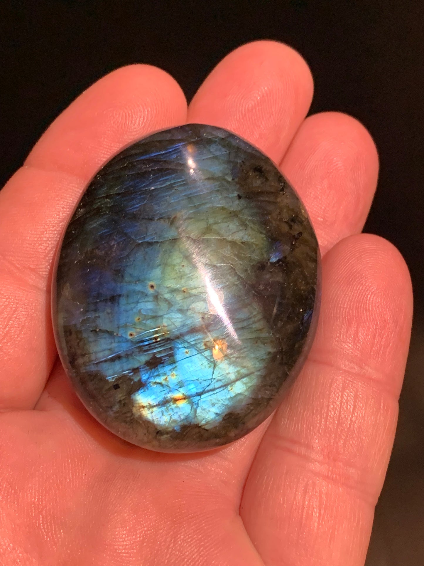 Labradorite, galet/ pierre plate - 54 x 43 x 19 mm - 62,5 gr. - parfait pour une pierre de massage !
