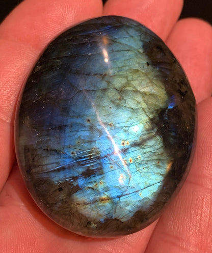 Labradorite, galet/ pierre plate - 54 x 43 x 19 mm - 62,5 gr. - parfait pour une pierre de massage !