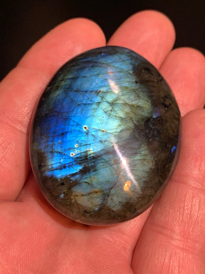 Labradorite, galet/ pierre plate - 54 x 43 x 19 mm - 62,5 gr. - parfait pour une pierre de massage !