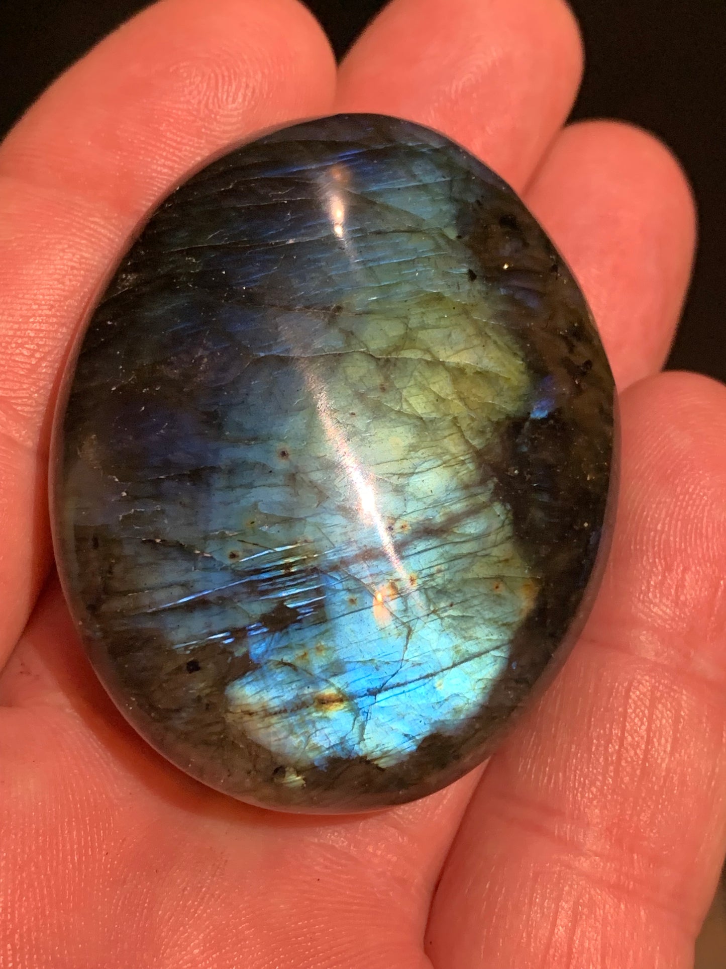Labradorite, galet/ pierre plate - 54 x 43 x 19 mm - 62,5 gr. - parfait pour une pierre de massage !