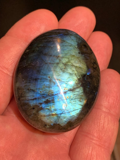 Labradorite, galet/ pierre plate - 54 x 43 x 19 mm - 62,5 gr. - parfait pour une pierre de massage !