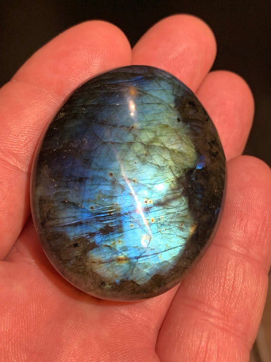 Labradorite, galet/ pierre plate - 54 x 43 x 19 mm - 62,5 gr. - parfait pour une pierre de massage !