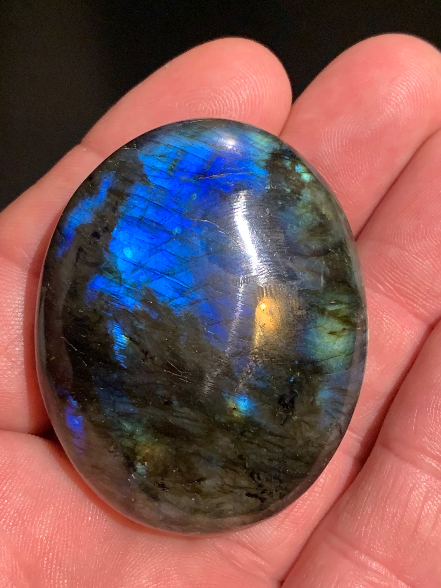 Labradorite, galet/ pierre plate - 54 x 43 x 19 mm - 62,5 gr. - parfait pour une pierre de massage !