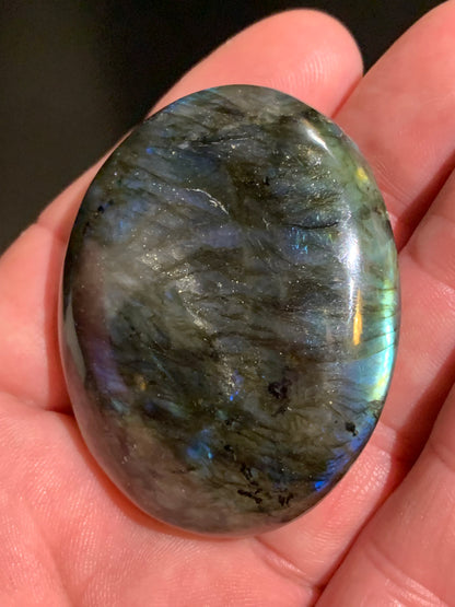 Labradorite, galet/ pierre plate - 54 x 43 x 19 mm - 62,5 gr. - parfait pour une pierre de massage !