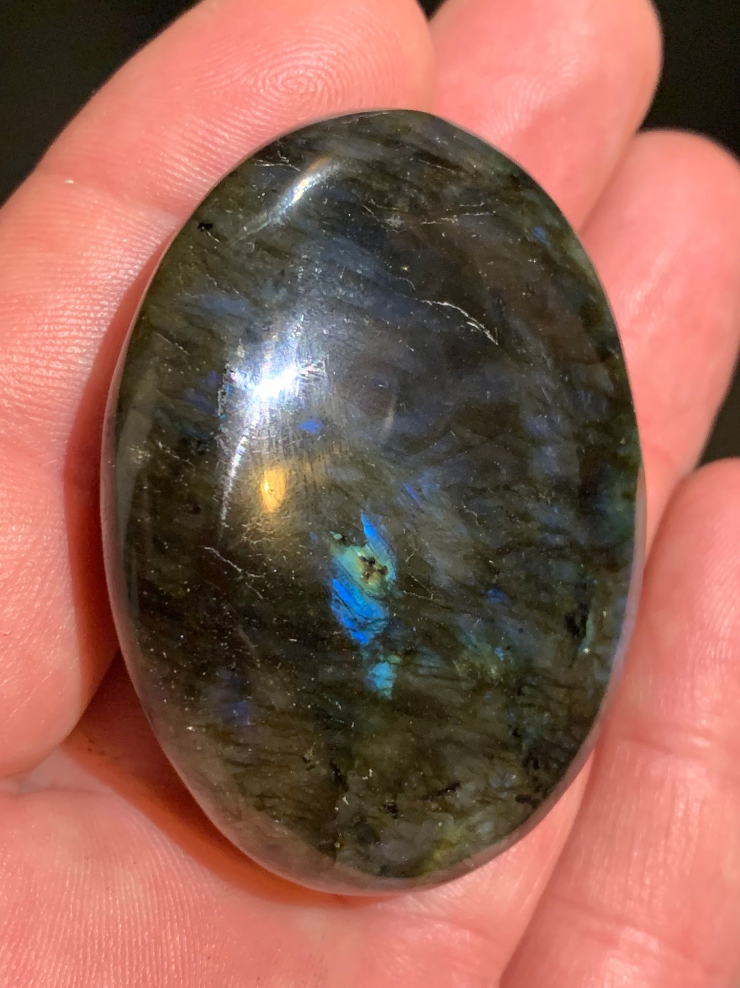 Labradorite, galet/ pierre plate - 54 x 43 x 19 mm - 62,5 gr. - parfait pour une pierre de massage !
