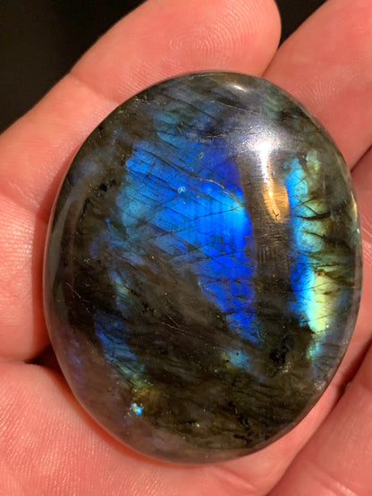 Labradorite, galet/ pierre plate - 54 x 43 x 19 mm - 62,5 gr. - parfait pour une pierre de massage !