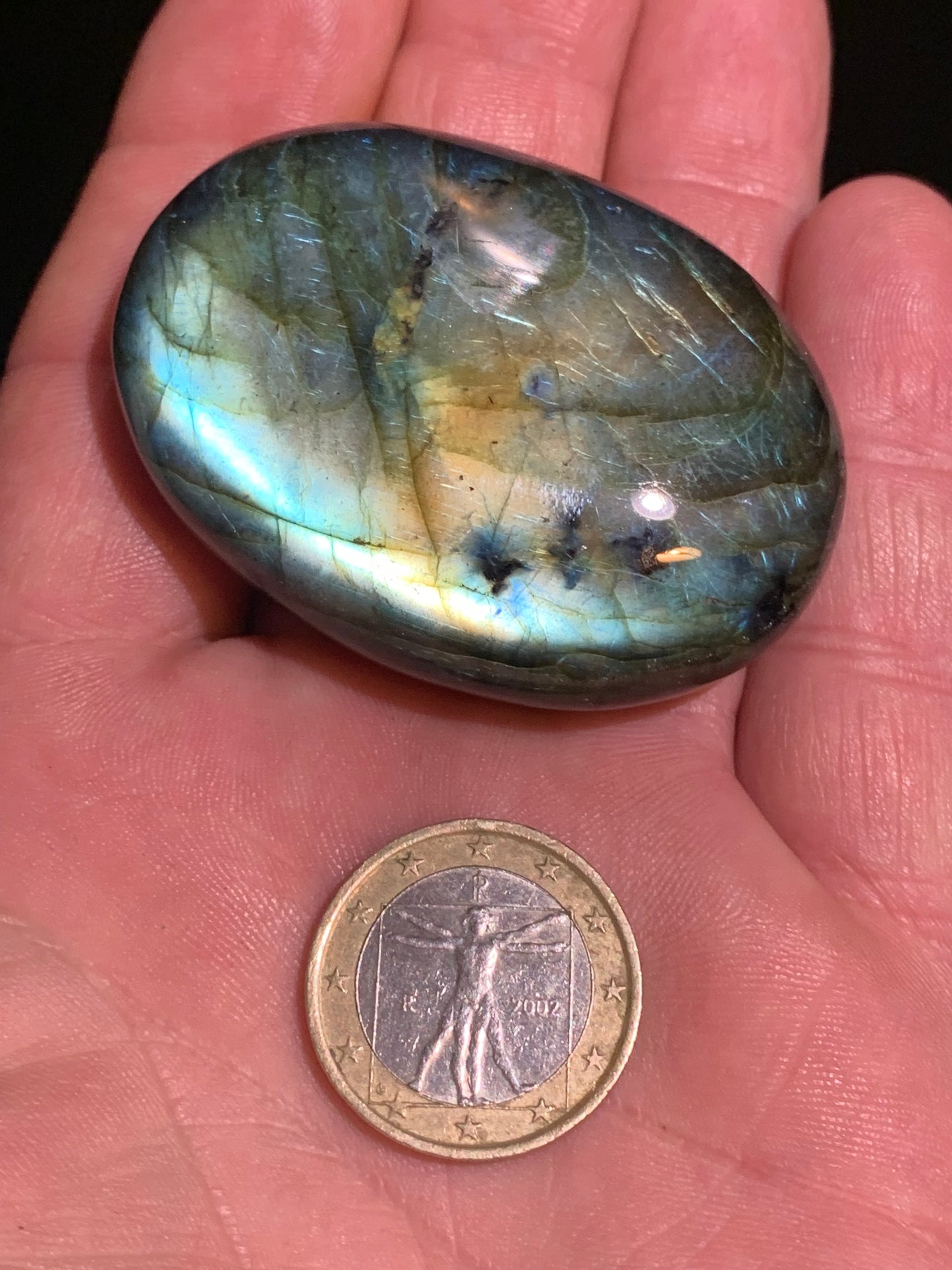 Labradorite, galet/ pierre plate - 56 x 41 x 18 mm - 66,3 gr. - parfait pour une pierre de massage !