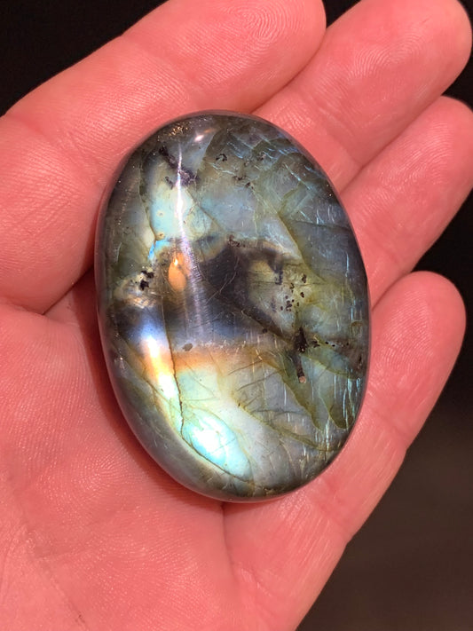 Labradorite, galet/ pierre plate - 56 x 41 x 18 mm - 66,3 gr. - parfait pour une pierre de massage !
