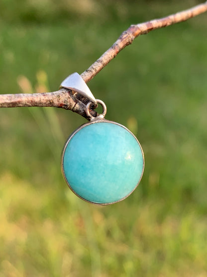 Amazonite, charmant médaillon en Argent de 26mm de hauteur x 16 x 7. Vendu avec cordon réglable de couleur noire offert !