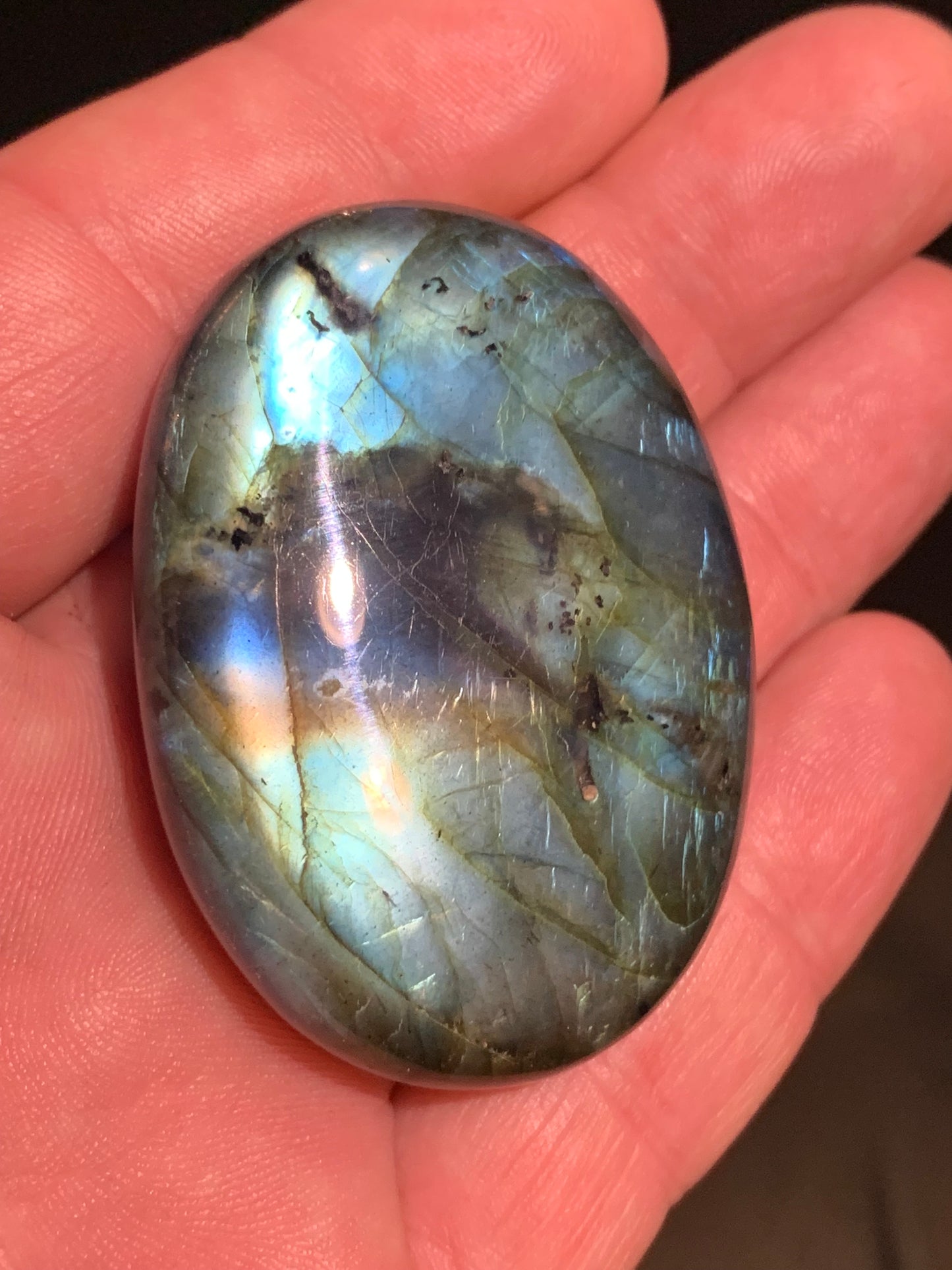 Labradorite, galet/ pierre plate - 56 x 41 x 18 mm - 66,3 gr. - parfait pour une pierre de massage !