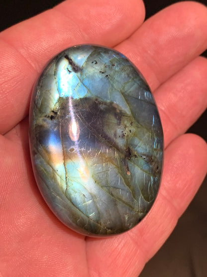 Labradorite, galet/ pierre plate - 56 x 41 x 18 mm - 66,3 gr. - parfait pour une pierre de massage !