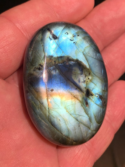 Labradorite, galet/ pierre plate - 56 x 41 x 18 mm - 66,3 gr. - parfait pour une pierre de massage !