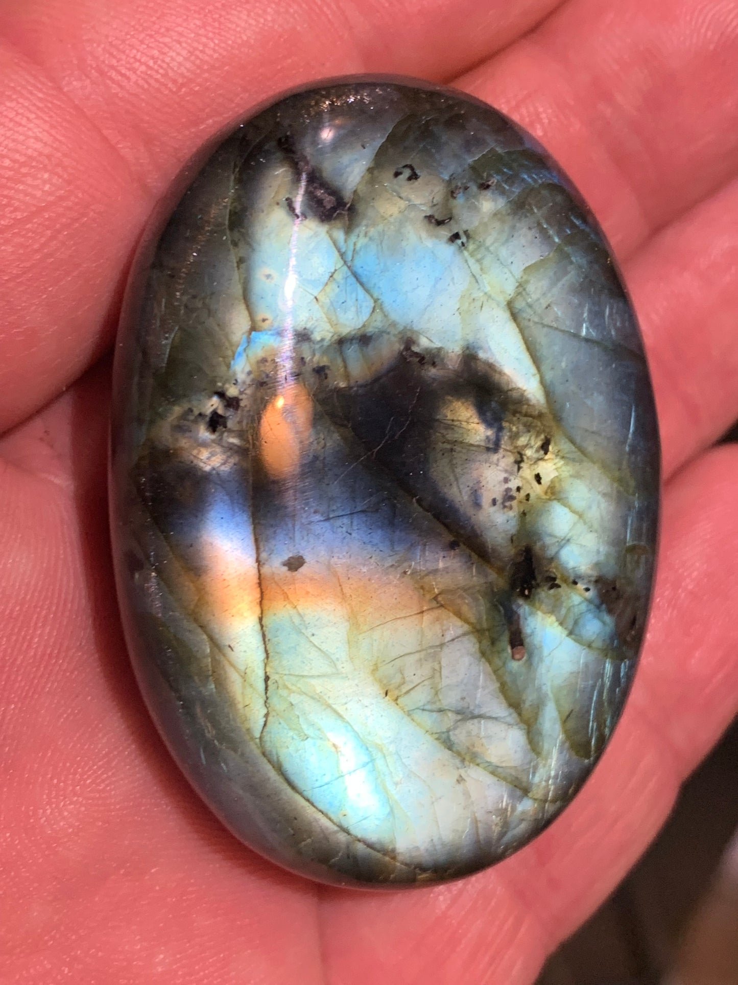 Labradorite, galet/ pierre plate - 56 x 41 x 18 mm - 66,3 gr. - parfait pour une pierre de massage !