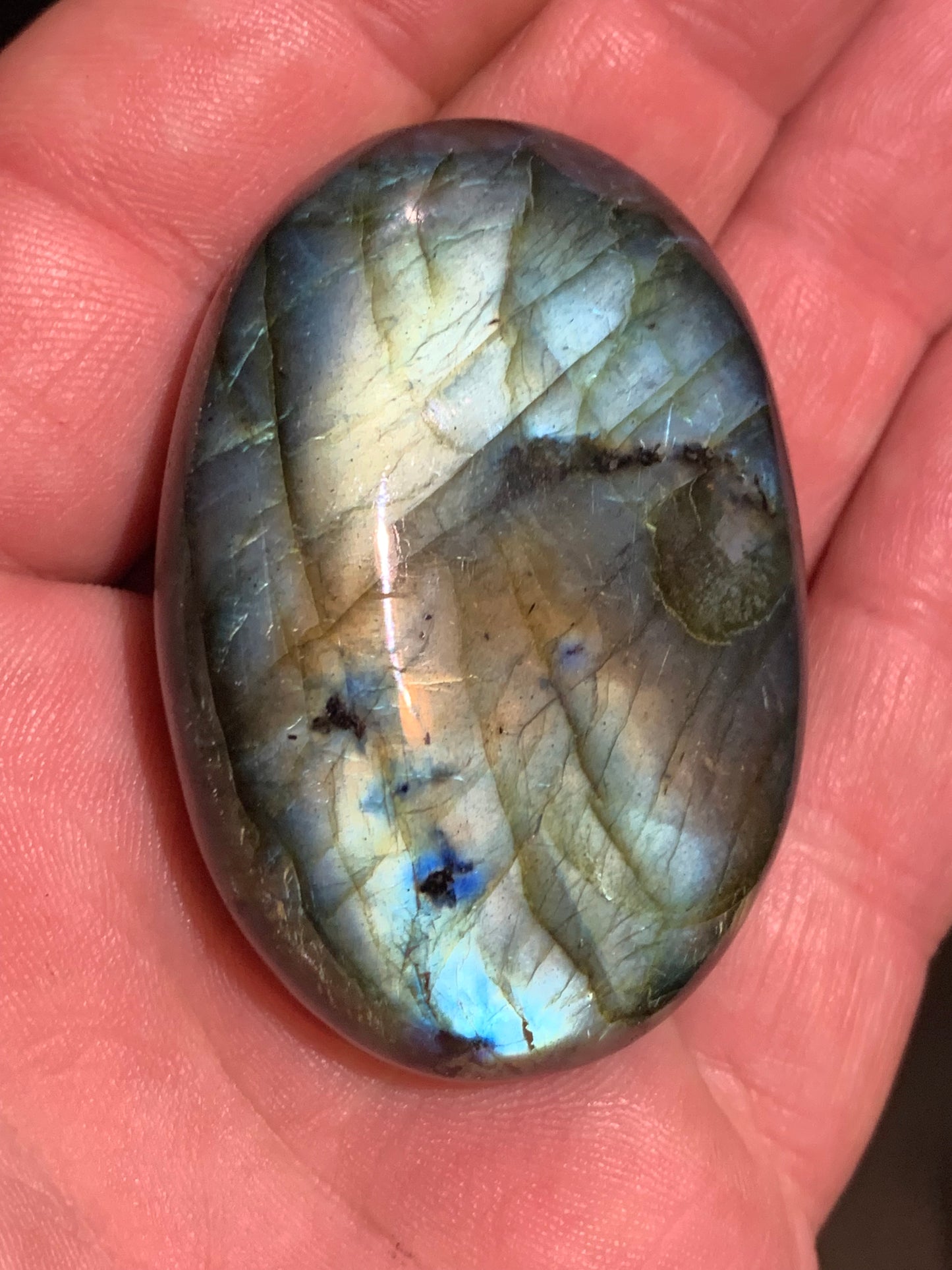 Labradorite, galet/ pierre plate - 56 x 41 x 18 mm - 66,3 gr. - parfait pour une pierre de massage !
