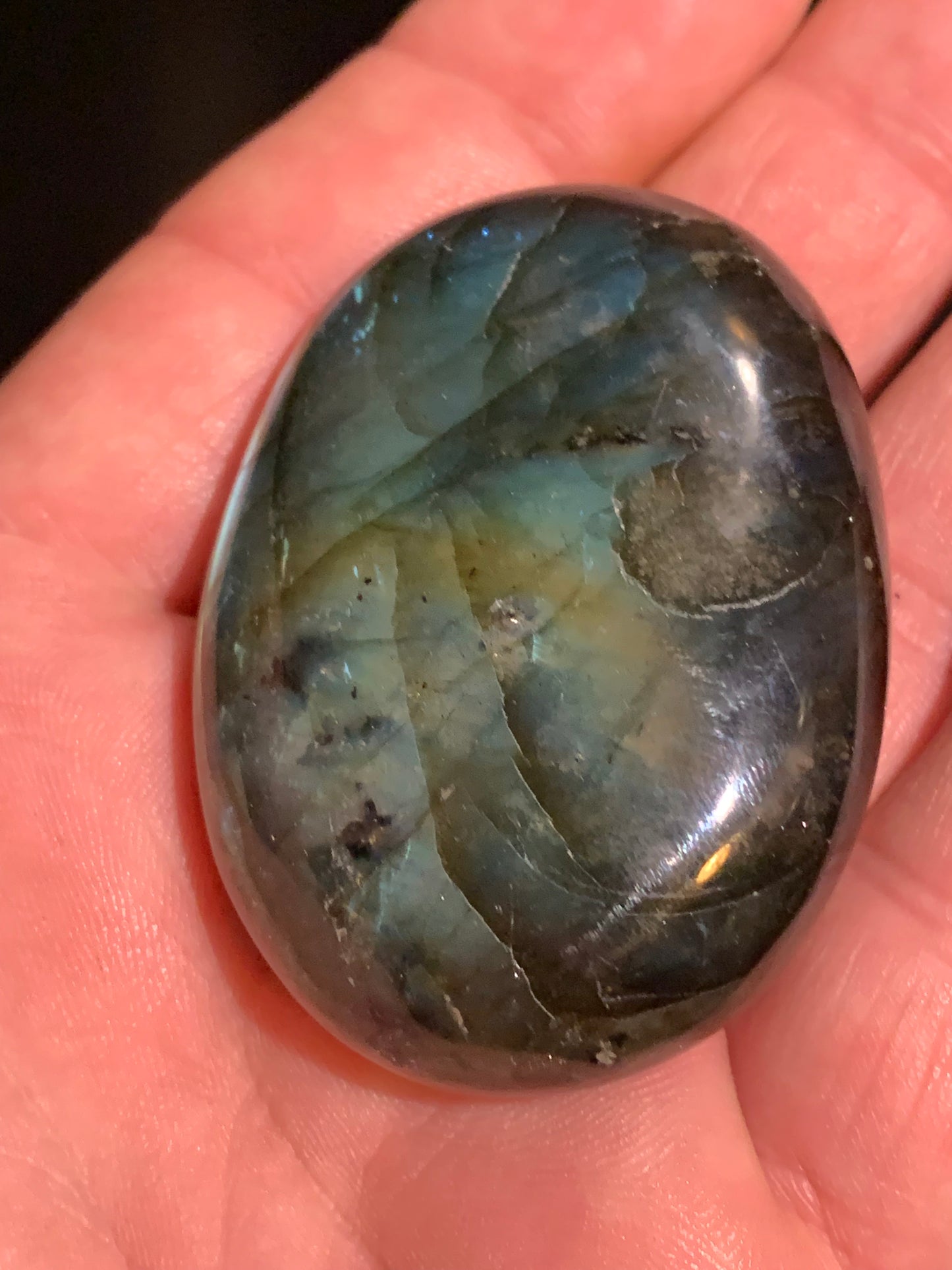 Labradorite, galet/ pierre plate - 56 x 41 x 18 mm - 66,3 gr. - parfait pour une pierre de massage !