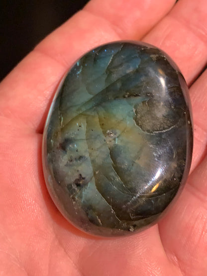 Labradorite, galet/ pierre plate - 56 x 41 x 18 mm - 66,3 gr. - parfait pour une pierre de massage !