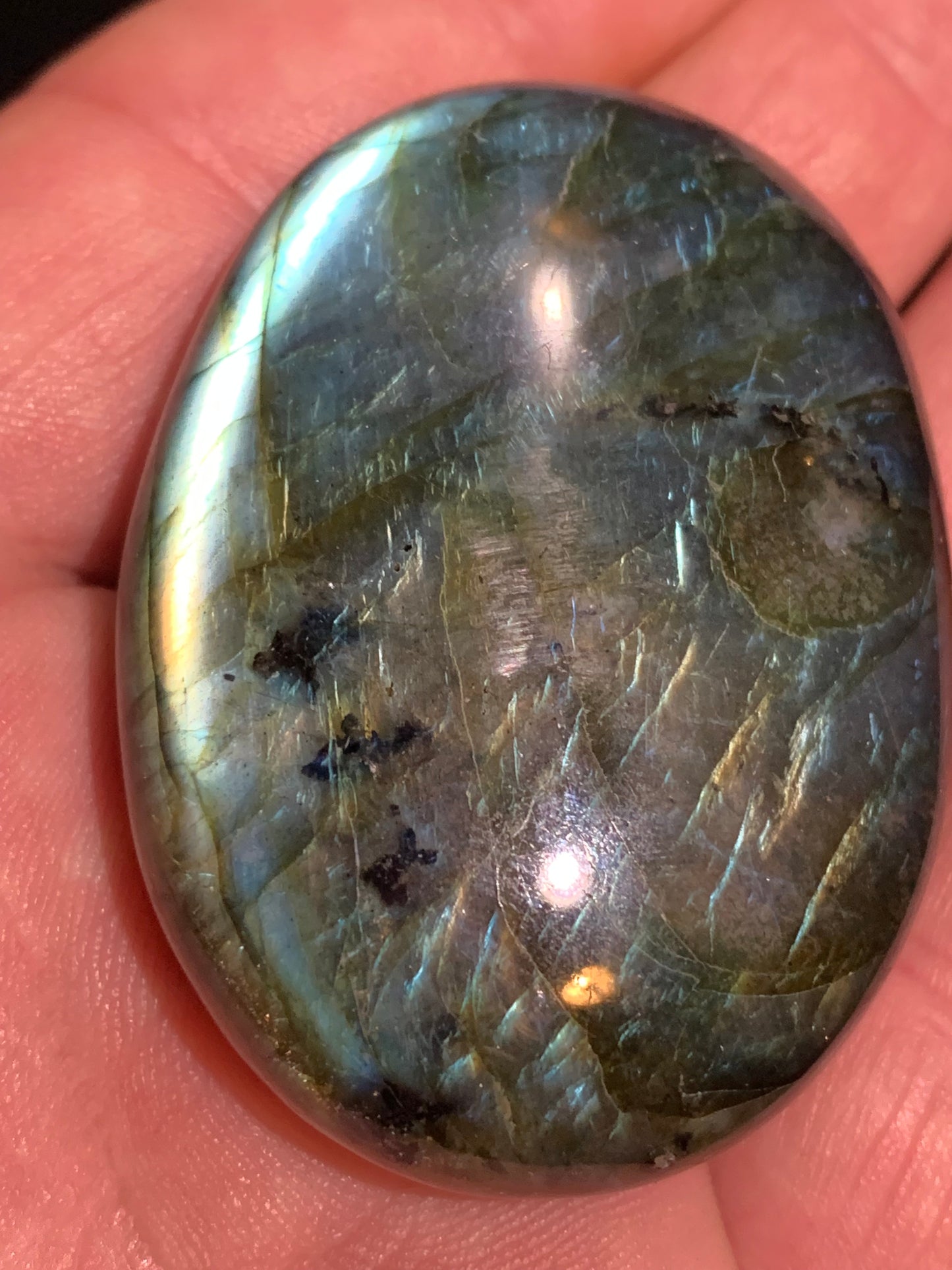 Labradorite, galet/ pierre plate - 56 x 41 x 18 mm - 66,3 gr. - parfait pour une pierre de massage !