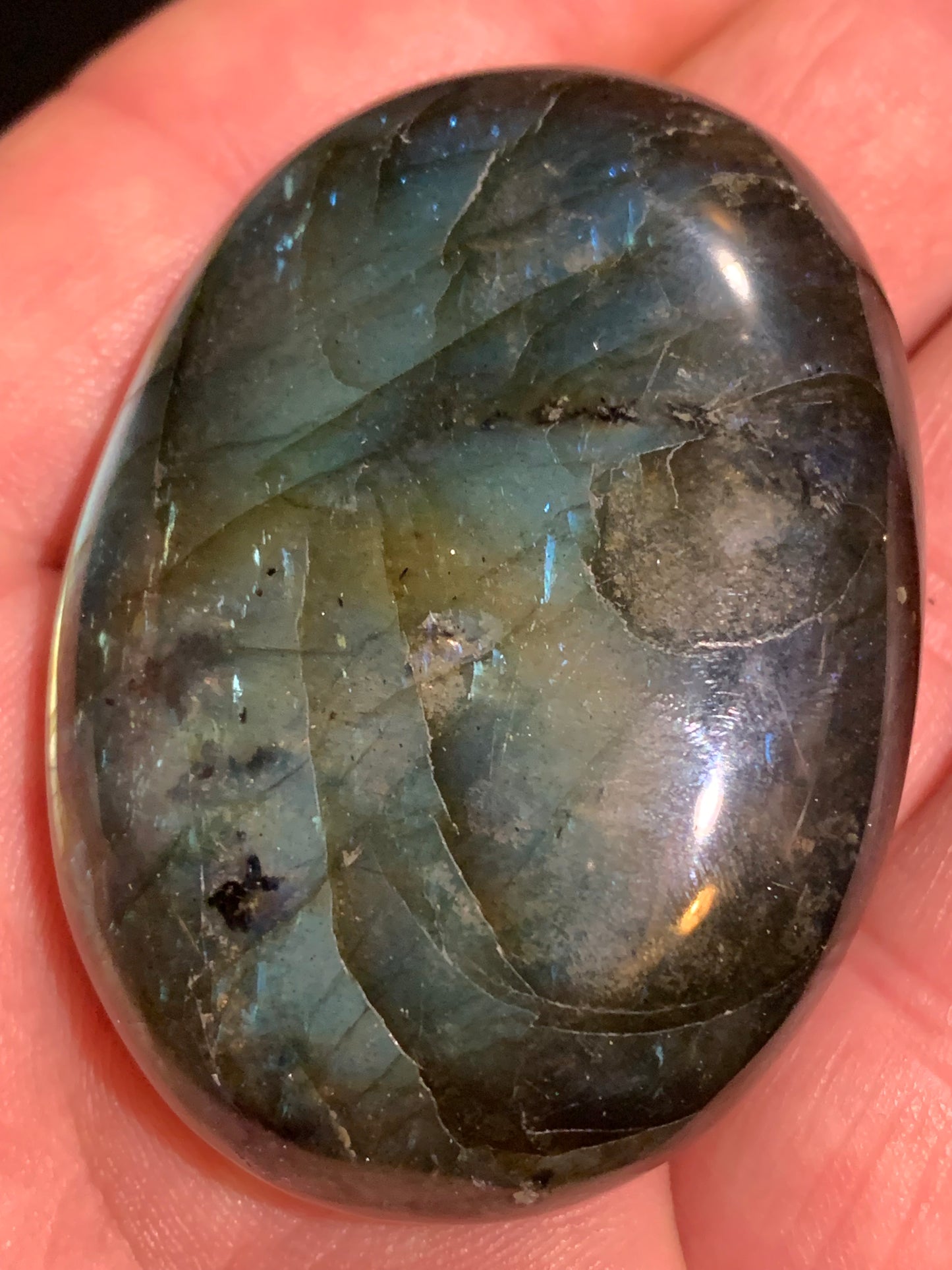 Labradorite, galet/ pierre plate - 56 x 41 x 18 mm - 66,3 gr. - parfait pour une pierre de massage !