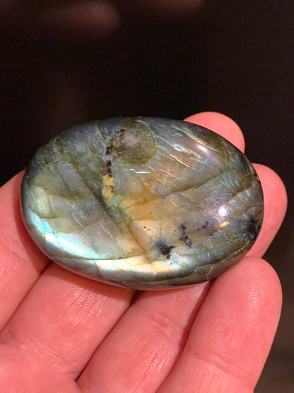 Labradorite, galet/ pierre plate - 56 x 41 x 18 mm - 66,3 gr. - parfait pour une pierre de massage !