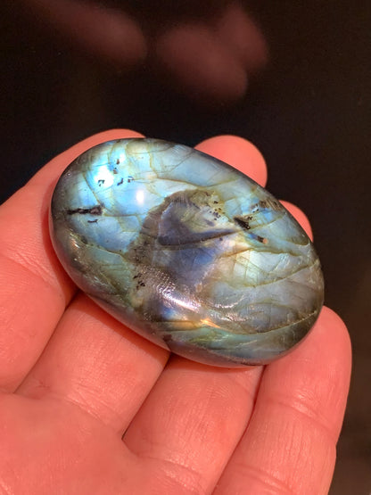 Labradorite, galet/ pierre plate - 56 x 41 x 18 mm - 66,3 gr. - parfait pour une pierre de massage !