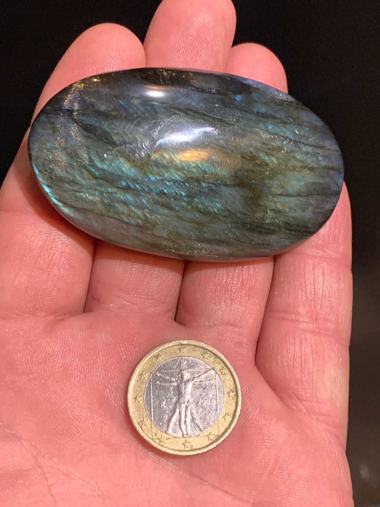 Labradorite, galet/ pierre plate - 67 x 40 x 20 mm - 80,9 gr. - parfait pour une pierre de massage !