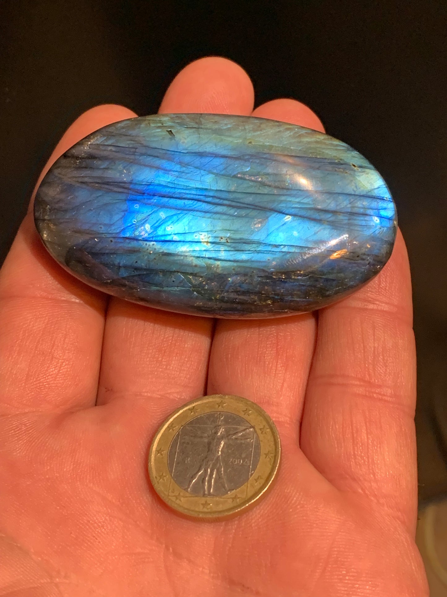 Labradorite, galet/ pierre plate - 67 x 40 x 20 mm - 80,9 gr. - parfait pour une pierre de massage !