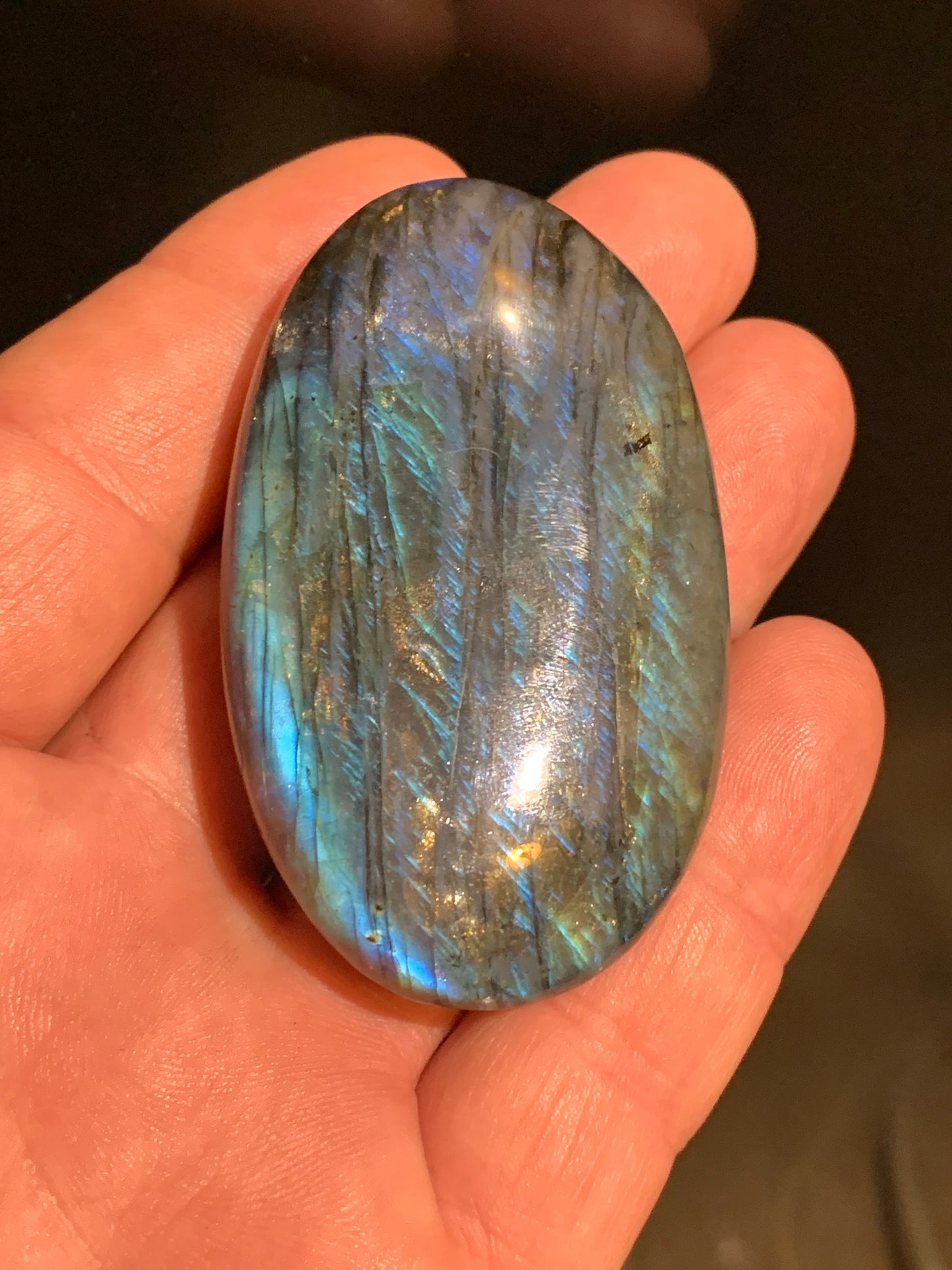 Labradorite, galet/ pierre plate - 67 x 40 x 20 mm - 80,9 gr. - parfait pour une pierre de massage !