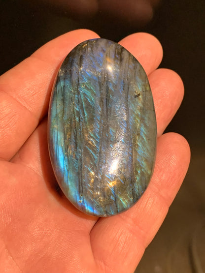 Labradorite, galet/ pierre plate - 67 x 40 x 20 mm - 80,9 gr. - parfait pour une pierre de massage !