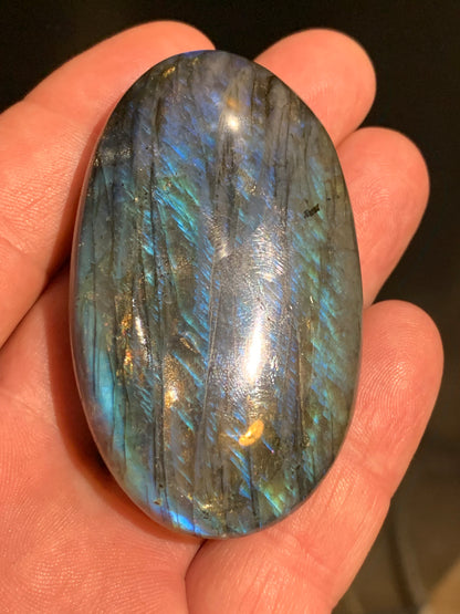 Labradorite, galet/ pierre plate - 67 x 40 x 20 mm - 80,9 gr. - parfait pour une pierre de massage !