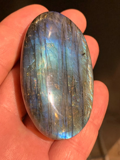 Labradorite, galet/ pierre plate - 67 x 40 x 20 mm - 80,9 gr. - parfait pour une pierre de massage !