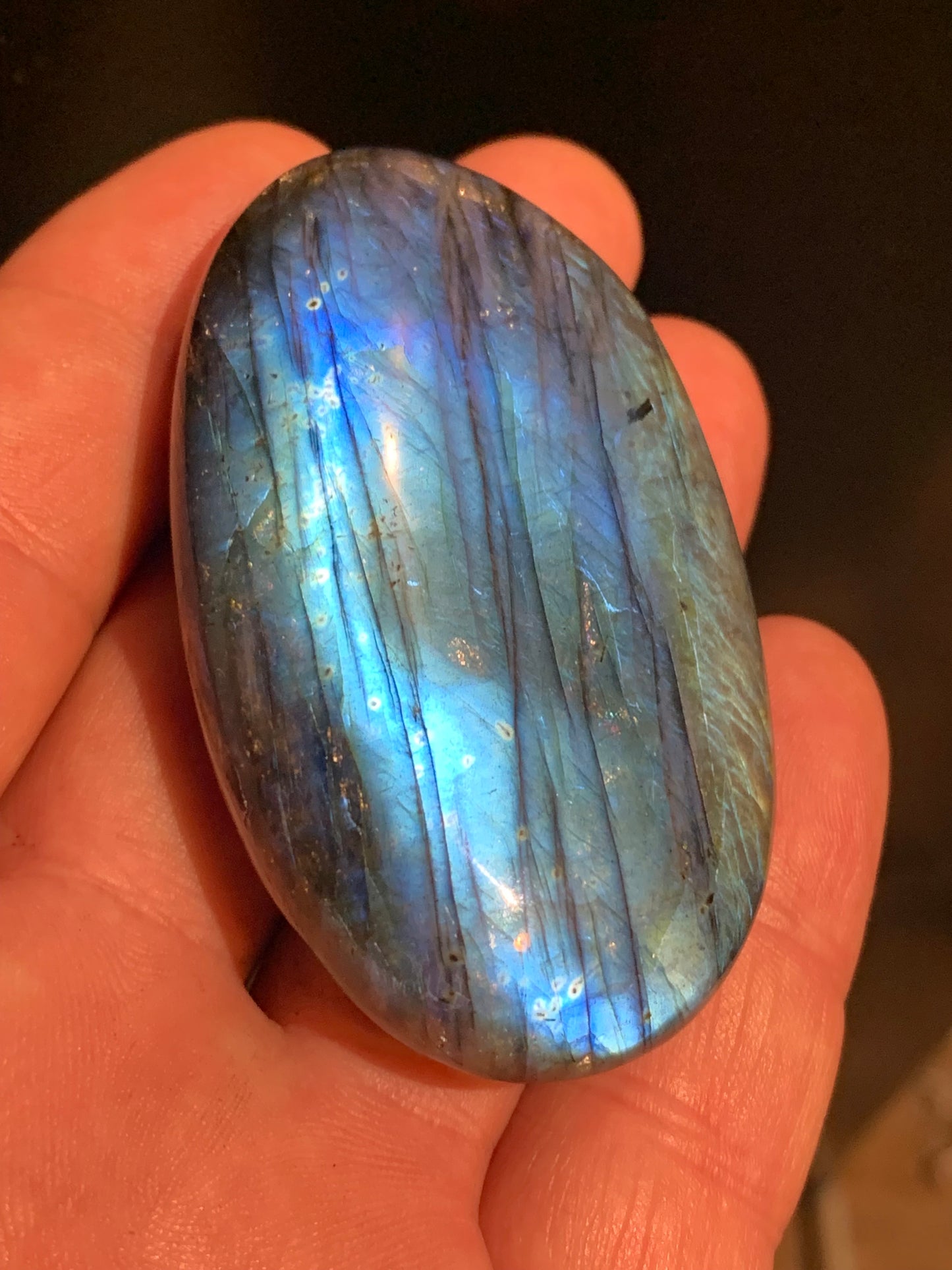 Labradorite, galet/ pierre plate - 67 x 40 x 20 mm - 80,9 gr. - parfait pour une pierre de massage !