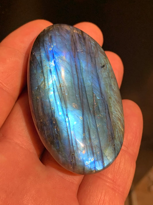 Labradorite, galet/ pierre plate - 67 x 40 x 20 mm - 80,9 gr. - parfait pour une pierre de massage !