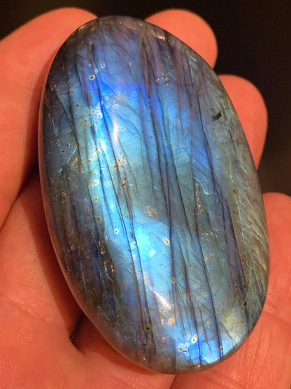Labradorite, galet/ pierre plate - 67 x 40 x 20 mm - 80,9 gr. - parfait pour une pierre de massage !