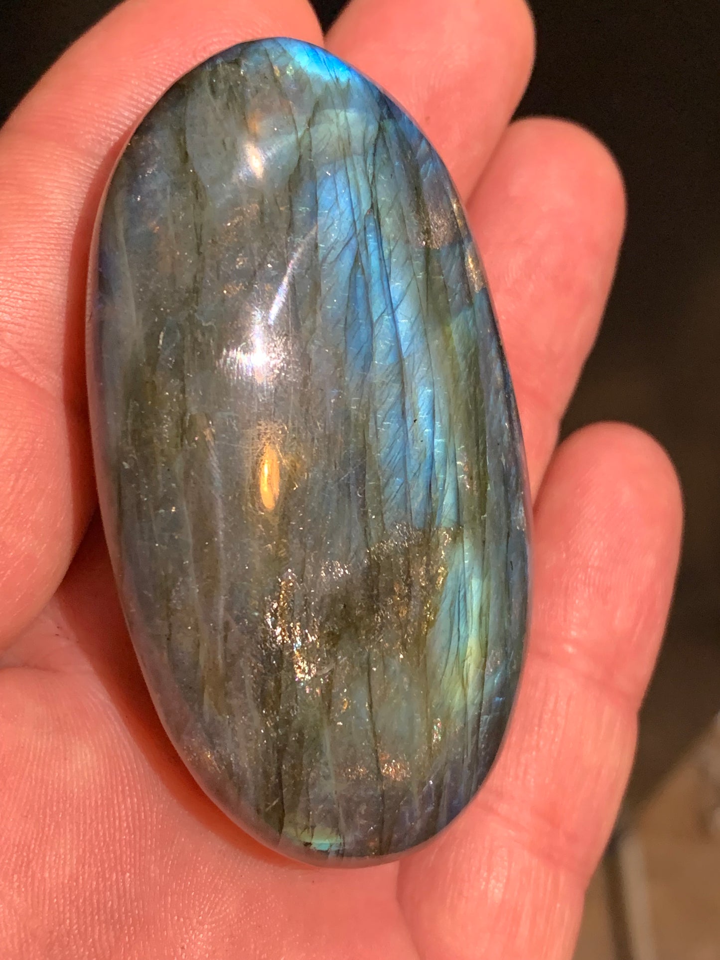 Labradorite, galet/ pierre plate - 67 x 40 x 20 mm - 80,9 gr. - parfait pour une pierre de massage !