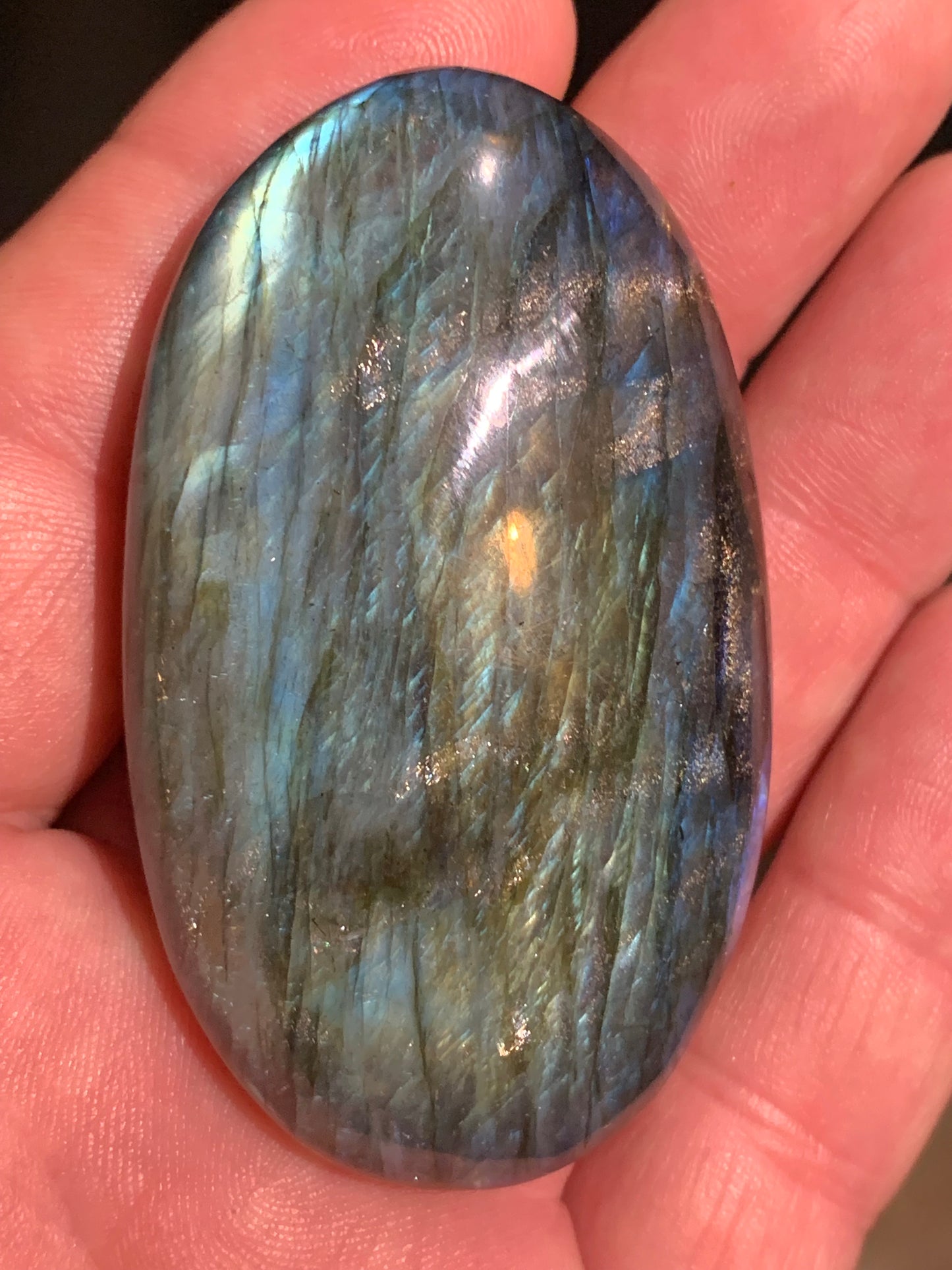 Labradorite, galet/ pierre plate - 67 x 40 x 20 mm - 80,9 gr. - parfait pour une pierre de massage !