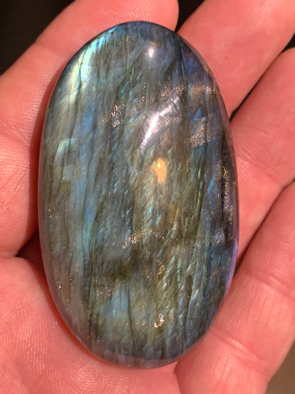 Labradorite, galet/ pierre plate - 67 x 40 x 20 mm - 80,9 gr. - parfait pour une pierre de massage !