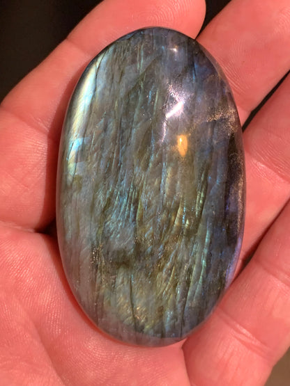 Labradorite, galet/ pierre plate - 67 x 40 x 20 mm - 80,9 gr. - parfait pour une pierre de massage !