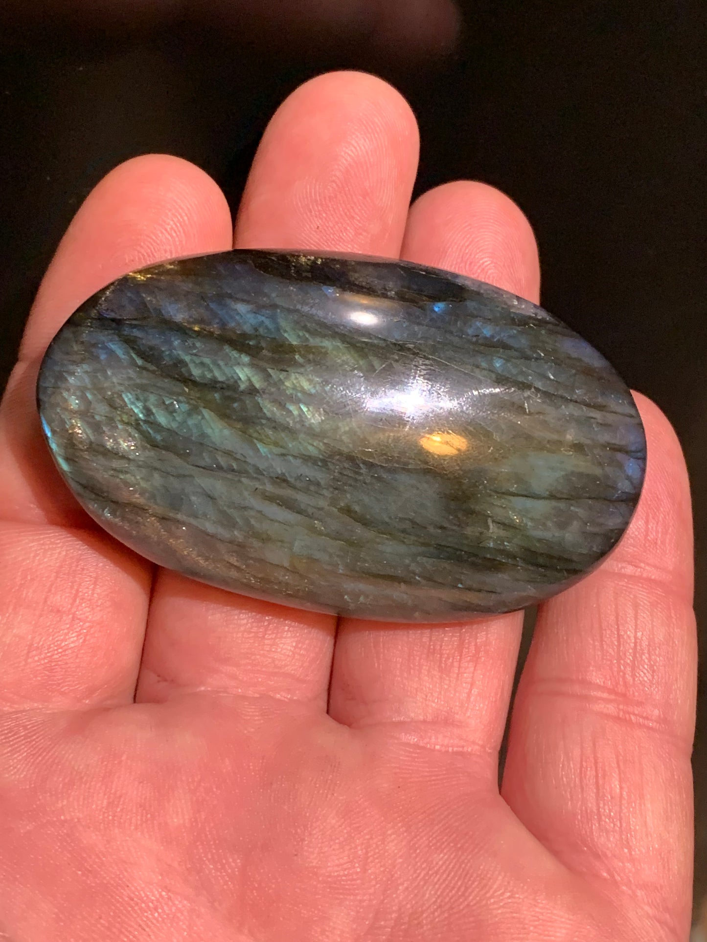 Labradorite, galet/ pierre plate - 67 x 40 x 20 mm - 80,9 gr. - parfait pour une pierre de massage !