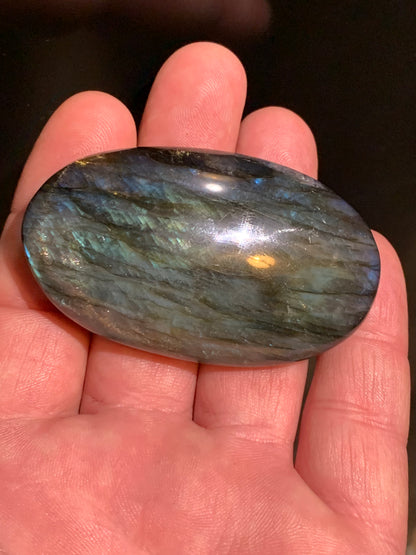 Labradorite, galet/ pierre plate - 67 x 40 x 20 mm - 80,9 gr. - parfait pour une pierre de massage !
